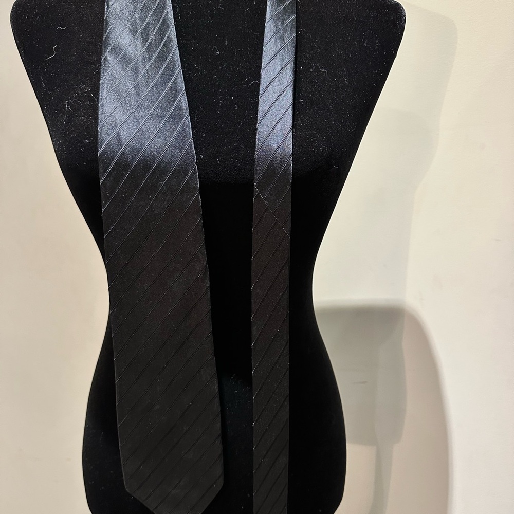 Vogue Black Tie with Gold Label